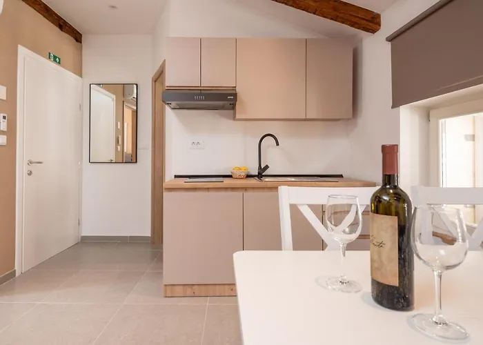 Aaa & With Free Parking - Reservation Needed * プーラ