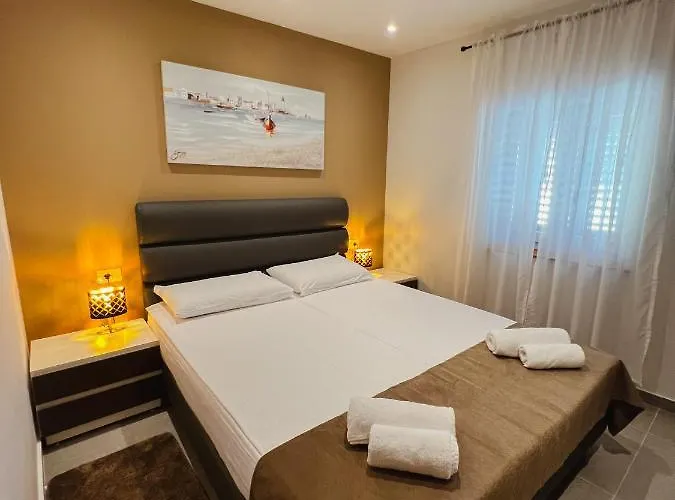 Aaa & With Free Parking - Reservation Needed アパート プーラ