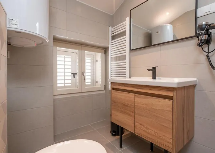 Aaa & With Free Parking - Reservation Needed 아파트 풀라