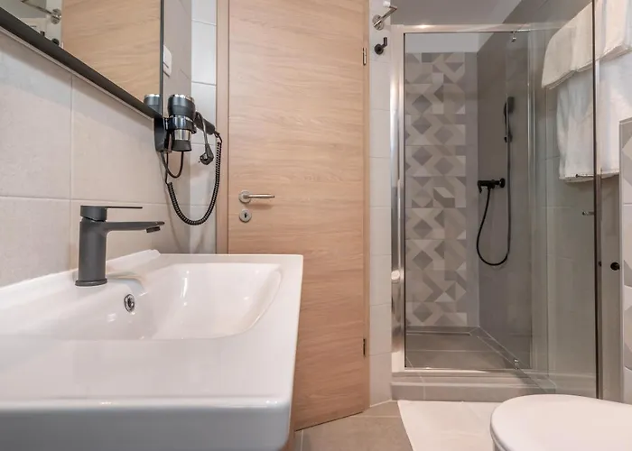 Aaa & With Free Parking - Reservation Needed 풀라